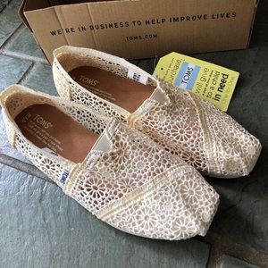 🌟HP! NWT RARE Toms Natural Moroccan Crochet Shoes